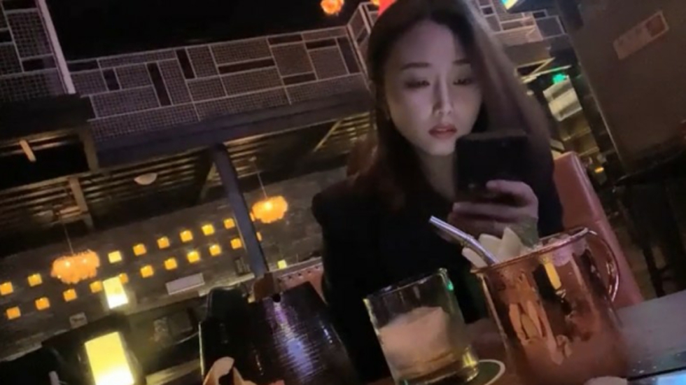 帥哥酒吧釣了個顏值超高的美女,帶回酒店灌酒讓她喝多趁機上了她。